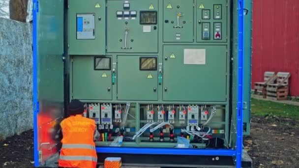 Insinyur Menginstal Panel Surya Insinyur Yang Bekerja Pada Pabrik Photovoltaic — Stok Video