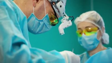 Cerrahlar ameliyat yapıyor. Ameliyat yapan profesyonel tıp doktorları