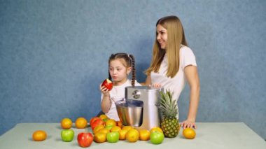 Organik Elma Yiyen Kız. Genç güzel kız sağlıklı meyve yiyor.