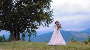 Dağdaki güzel gelin. Dağ manzaralı genç gelinin düğün fotoğrafı.