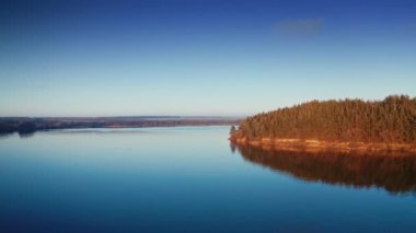 İnsansız hava aracı nehrin üzerinde uçuyor. Nehir havası sinematik dron görüntüleri