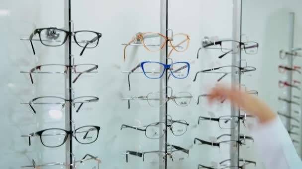 Kobieta Wybierająca Okulary Kobieta Przymierzająca Okulary Chce Kupić Sklepie Optycznym — Wideo stockowe