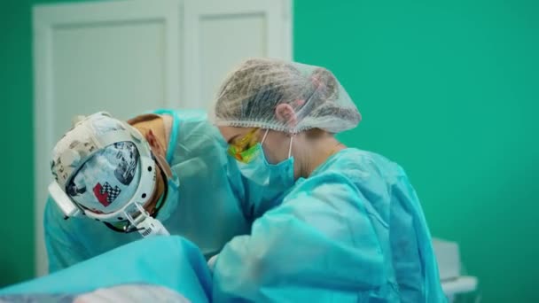Médicos Durante Cirugía Equipo Operando Paciente Quirófano — Vídeo de stock