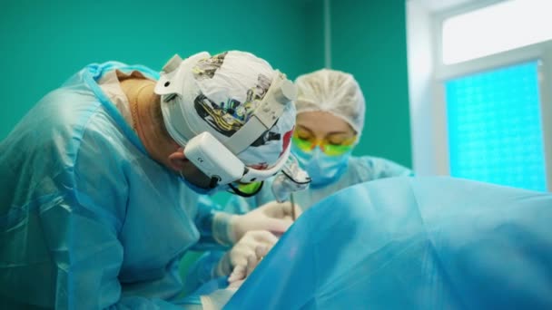 Zespół Chirurgiczny Sali Operacyjnej Zespół Medyczny Podczas Operacji Sali Operacyjnej — Wideo stockowe