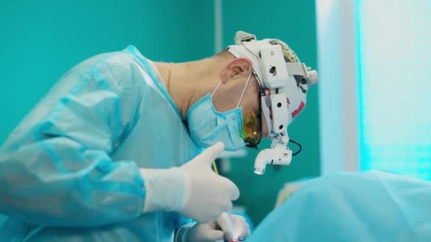 Хирург Оперирует Пациента Профессиональный Врач — стоковое видео