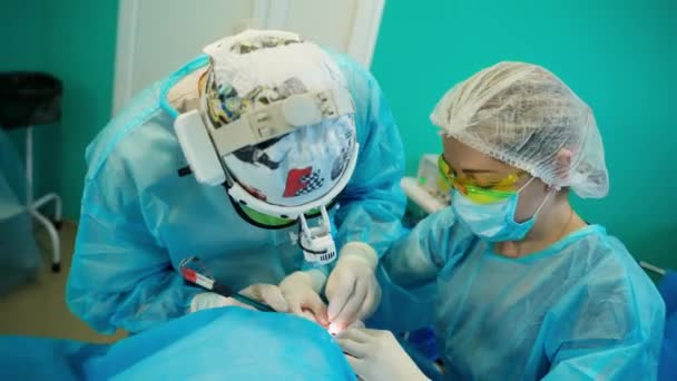 Paciente Operação Plástica Cirurgião Seu Assistente Realizando Cirurgia Estética — Vídeo de Stock
