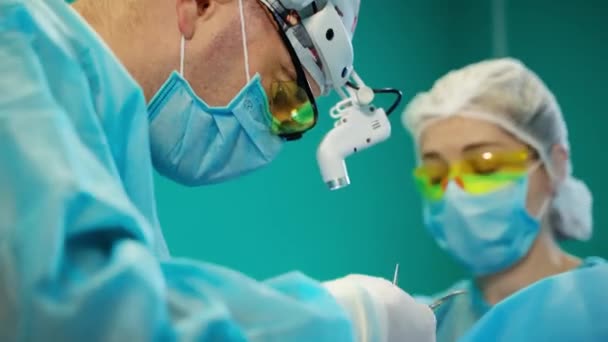 Los Cirujanos Realizan Operación Médicos Profesionales Realizando Cirugía — Vídeo de stock