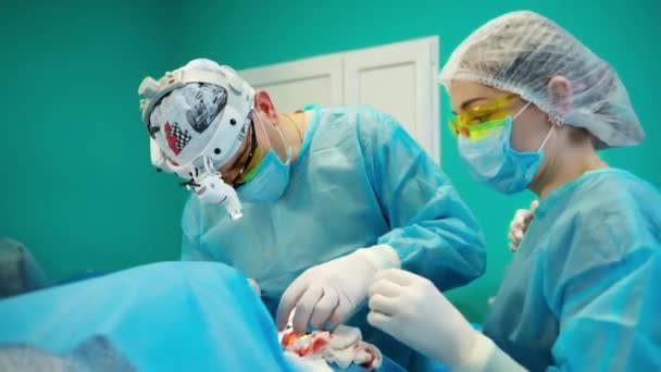Disparo Quirófano Cirujano Asistente Realizando Cirugía Estética — Vídeo de stock