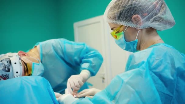 Kosmetičtí Chirurgové Během Operace Chirurgové Provádějící Plastickou Operaci Pacientovi — Stock video
