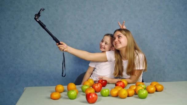 Mutter Macht Selfie Mit Tochter Junge Mutter Mit Tochter Macht — Stockvideo