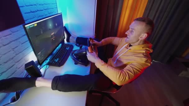 Gamer Autosimulador Conducción Hombre Mano Gamer Usando Negro Juego Volante — Vídeos de Stock