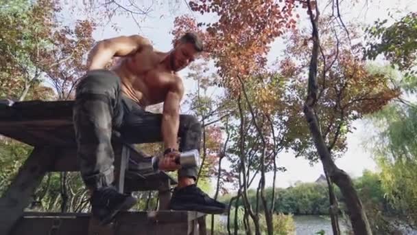 Facet Ćwiczy Hantlami Portret Mężczyzny Ćwiczącego Hantlami Parku — Wideo stockowe