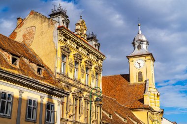 Üzerinde saat olan büyük bir bina.