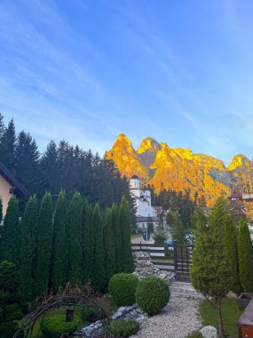 Bir evdeki sıradağların manzarası