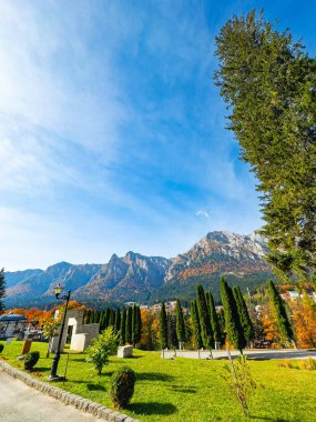 Uzaktaki bir dağ sırasının manzaralı manzarası