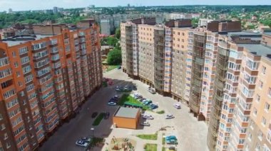 Modern apartman binaları dış hatlar. Açık hava tesisleri olan modern konut binaları