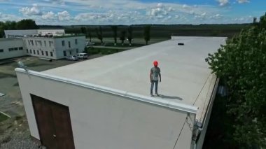 İnşaat işçisi. Yoğun inşaat alanının hava görüntüsü