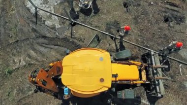 İnşaat alanındaki traktör. Alan hazırlama ve inşaatın havadan görüntüsü devam ediyor