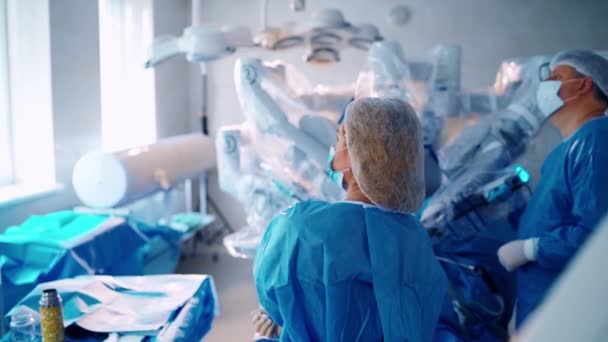ロボットを含む医療活動 未来操作室のマシンアーム外科医 — ストック動画