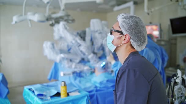 ロボット手術システム 医師は ロボットデバイスを使用して最小侵襲外科医を実行します — ストック動画