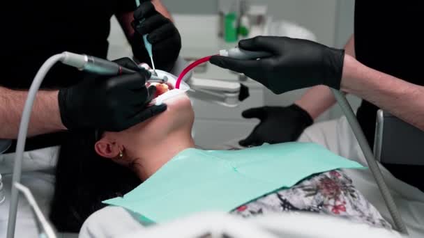 Paziente Sulla Sedia Dentale Vista Ravvicinata Della Paziente Durante Intervento — Video Stock