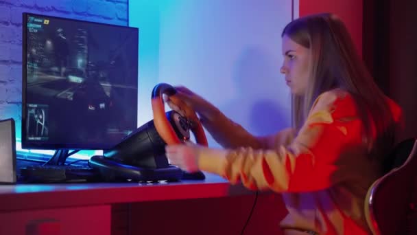 Gamer Joga Videogame Menina Com Joystick Jogo Corrida Quarto Noite — Vídeo de Stock