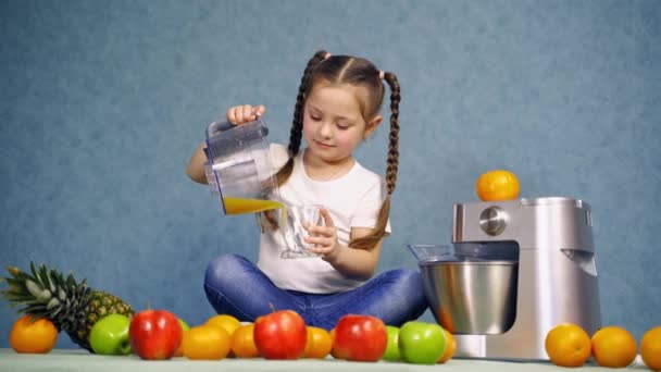 Chica Bebiendo Jugo Fresco Niña Vierte Jugo Naranja Vaso — Vídeo de stock