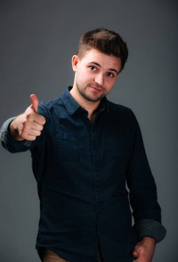 İşaret veren bir adam. Pozitif Tutum, Güven ve Destekleyici Hareketi Olan Cesaretlendirici Adam