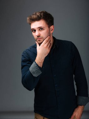 Bir adam eli çenesinde bir resim için poz veriyor. Düşüncelere dalmış, Düşüncelere dalmış Dalgın Bir Adam