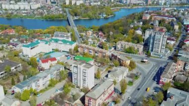 Şehir kuş bakışı. Şehir merkezinin yukarıdan hava aracı görüntüsü