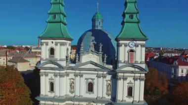 Katedral Kilisesi 'nin havadan görünüşü. Şehirdeki kilise cephesinin hava aracı görüntüsü