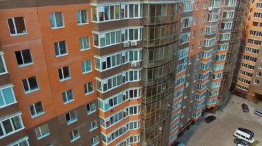 Yeni yerleşim bölgesi. İkamet alanında yeni bir apartman dairesi.