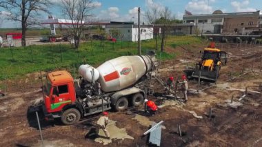 İnşaatta çalışan makineler. Yeni inşaat alanı üzerine hava görünümü
