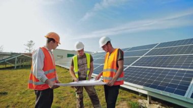 Güneş panelleri monte eden teknisyenler. Alternatif enerji fotovoltaik güneş panelleri kuran işçiler