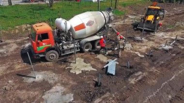 İnşaat makineleri yerinde. Çalışan şantiyede endüstriyel makineler