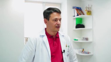 Doktor hastayla konuşuyor. Doktor ve hasta ofiste bir şey tartışıyorlar.