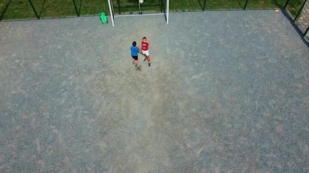 孩子们在操场上玩耍 从空中俯瞰儿童在运动场上玩耍的情景 — 图库视频影像