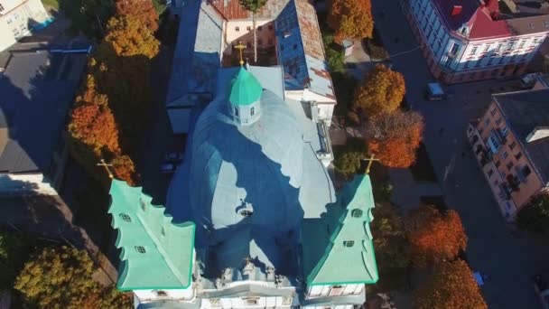 城市和教堂的空中景观 城市教堂的无人驾驶飞机图像 — 图库视频影像