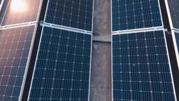 屋顶太阳能的空中景观 安装在屋顶上的太阳能电池板的自上而下视图 — 图库视频影像