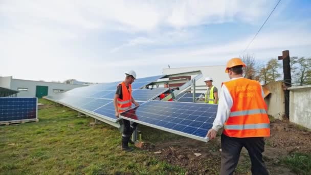 Arbeiter Installieren Sonnenkollektoren Freien Installation Von Photovoltaik Sonnenkollektoren Für Alternative — Stockvideo