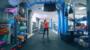 Spor salonundaki çekici fit kadın. Spor salonunda egzersiz yapan atletik kadın.