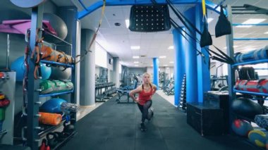 Spor salonunda kadın egzersizi. Spor salonundaki genç kadın, sağlıklı yaşam tarzı.