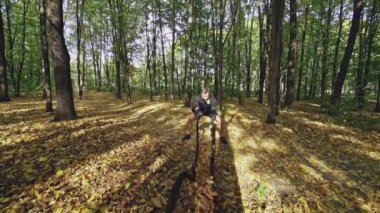 Savaş halatı egzersizi yapan bir sporcu. Parkta iple idman yapan kaslı, güçlü, agresif bir adam.