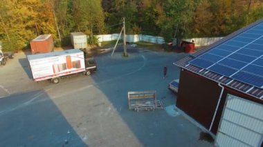 Yol taşımacılığı endüstrisi lojistiği. Özel teslimat kamyonunun hava görüntüsü