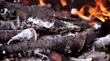 Alevler yakın. Barbekü için bir sürü ağacın hazır olduğu sıcak bir şömine.