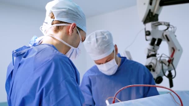 Equipa Neurocirurgia Operar Equipe Médica Cirurgiões Hospital Fazendo Neurocirurgia — Vídeo de Stock