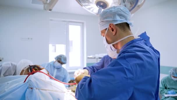 Νευροχειρουργός Στο Χειρουργείο Νευροχειρουργική Ομάδα Που Χειρουργεί Ασθενή Στο Θέατρο — Αρχείο Βίντεο