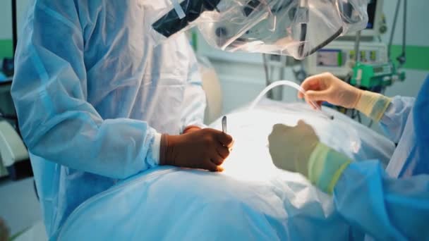 Доктор Проводит Операцию Крупный План Хирурга Время Операции Медицинскими Инструментами — стоковое видео