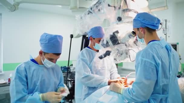 Врач Работает Операционной Хирургический Кабинет Больнице Роботизированным Оборудованием — стоковое видео
