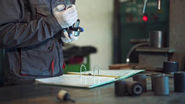 Fabrieksarbeider Meten Detail Mannenmeetdeel Met Schuifmaten Werkplaats — Stockvideo